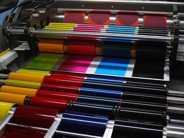 Equipamento gráfico com cores de impressão