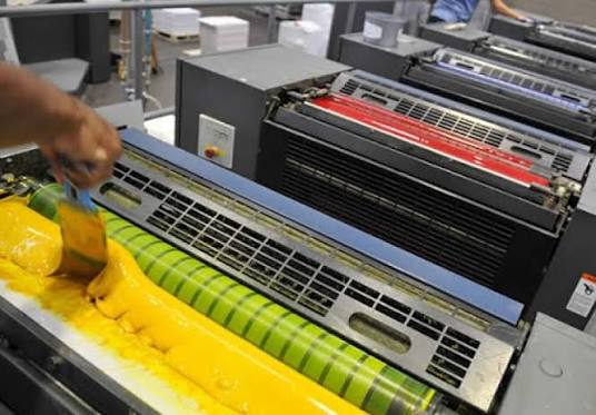 Máquina de impressão em processo produtivo